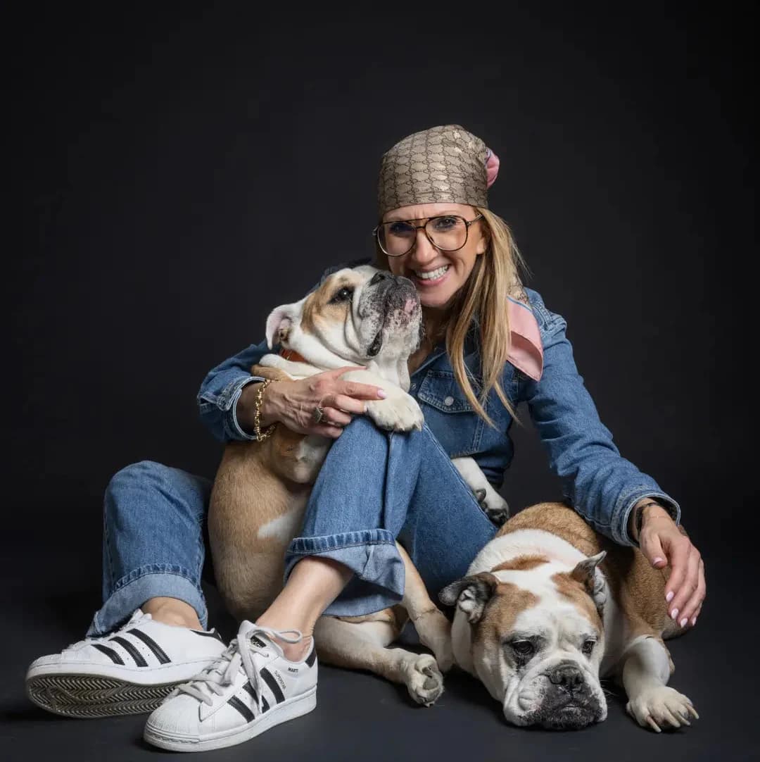 Emanuela Nava, fondatrice di BullFitFashion, con i suoi due bulldog inglesi