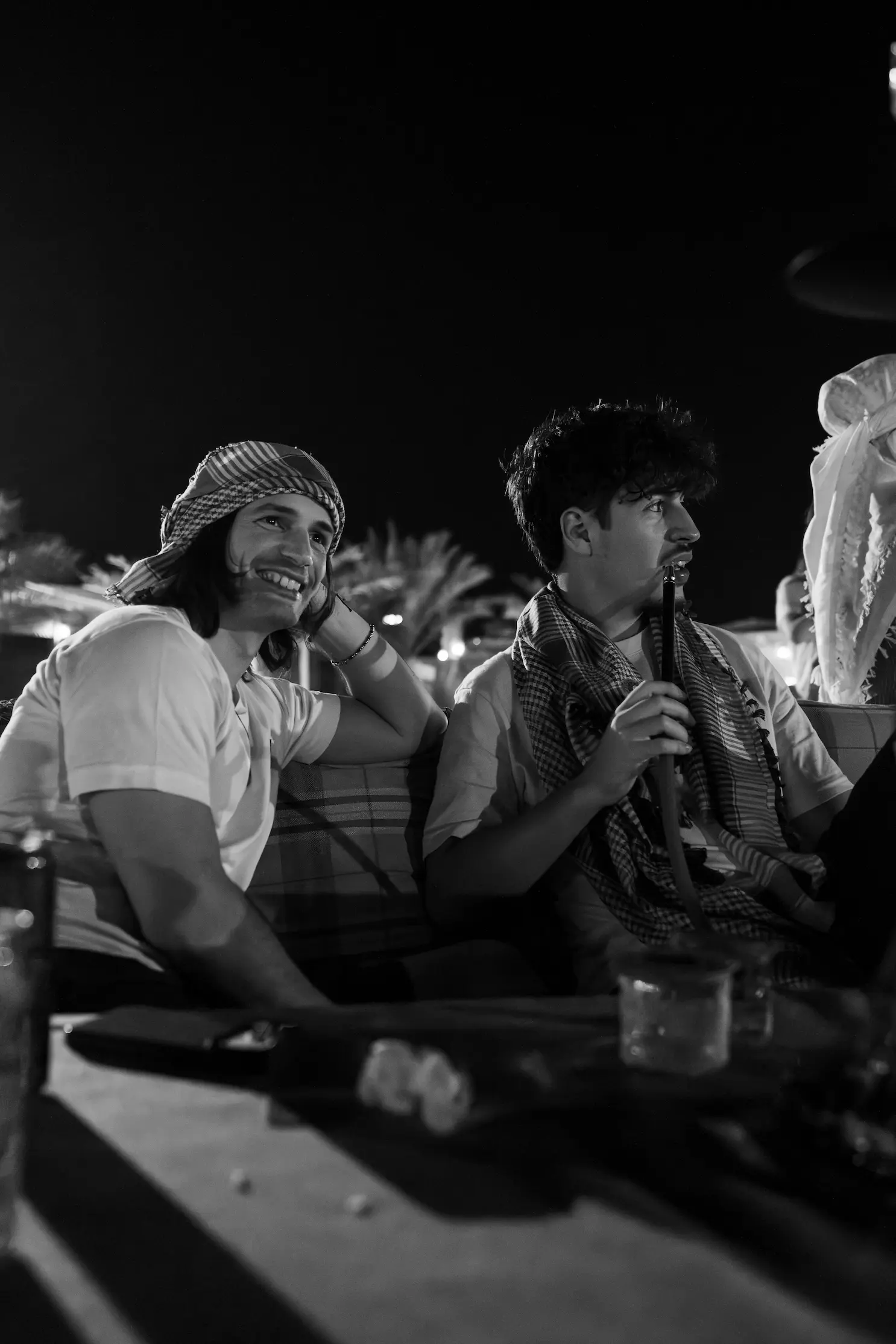 Gabriele con un amico durante una serata a Dubai