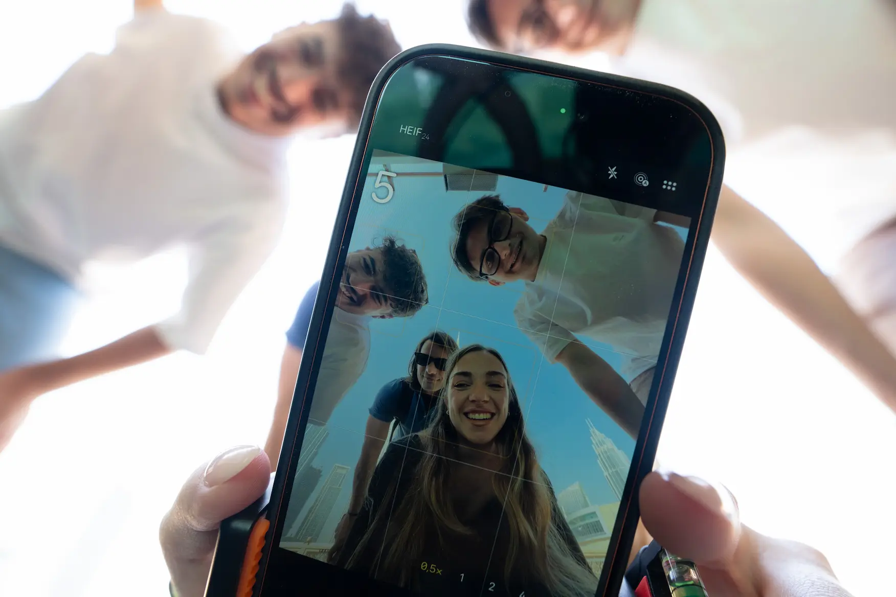 Il team GabrySolution si scatta un selfie con lo smartphone