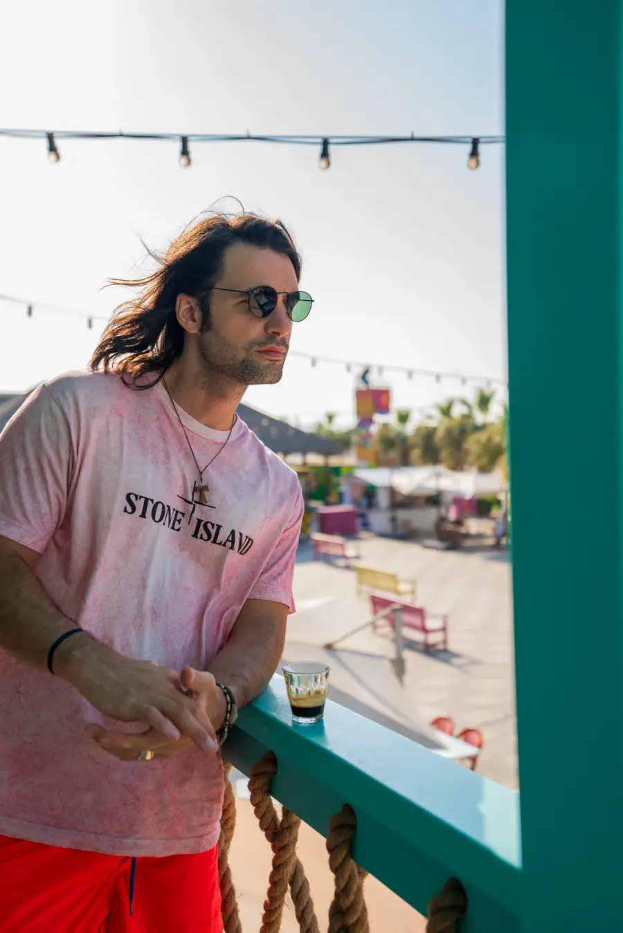Gabriele su un balcone panoramico con vista beach club