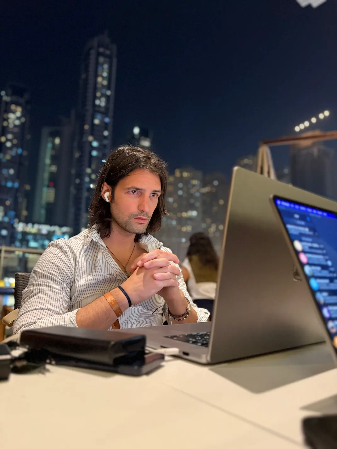 Gabriele analizza dati di advertising sul laptop con lo skyline di Dubai sullo sfondo
